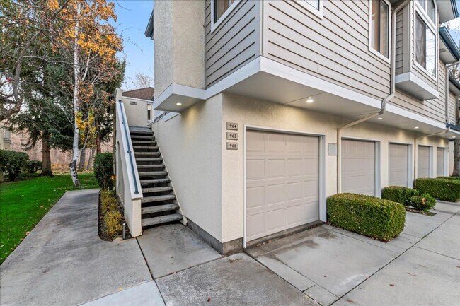 Building Photo - 2-bedroom 2-bathroom condo, located steps from the Boise River Greenbelt