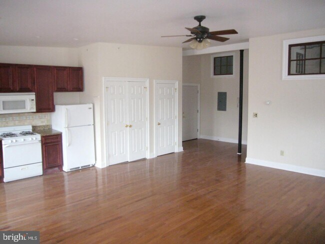 Foto del edificio - 345 W Chestnut St