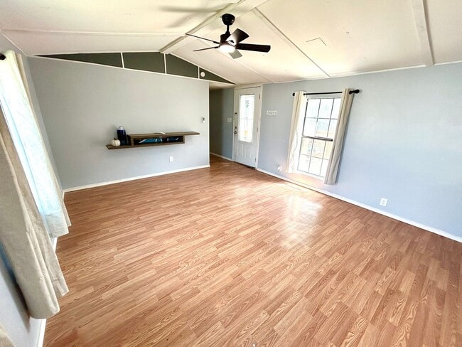 Foto del edificio - *APPLICATION RECEIVED*  **MOVE IN SPECIAL!...