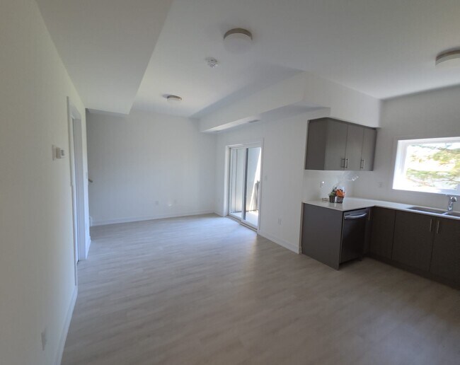 Building Photo - 42 Lowes Rd W