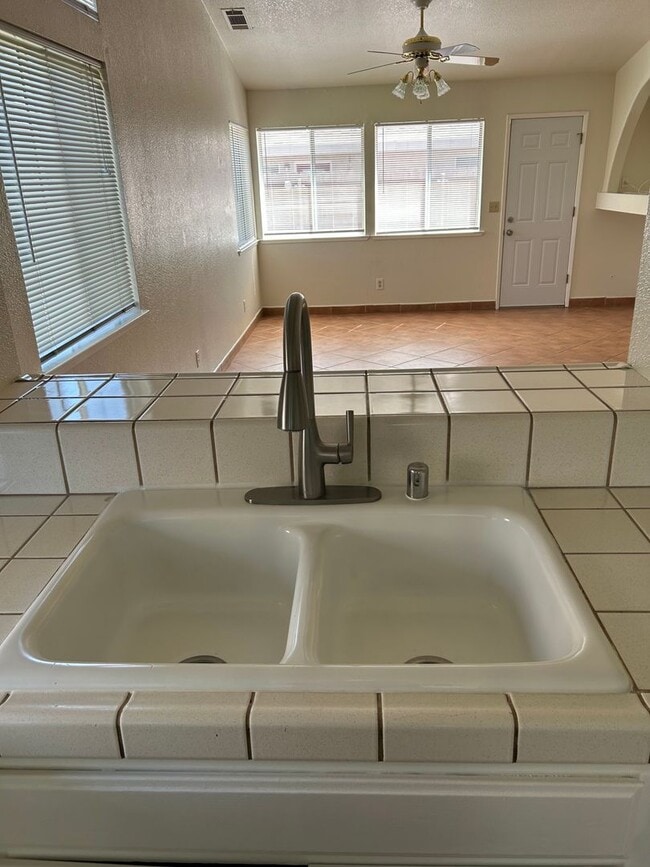 Building Photo - Beautiful 3 bedroom Home
