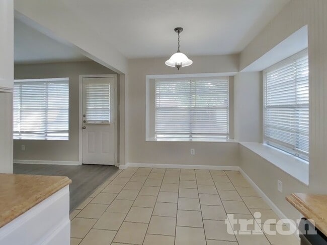 Foto del edificio - 23110 Newgate Dr