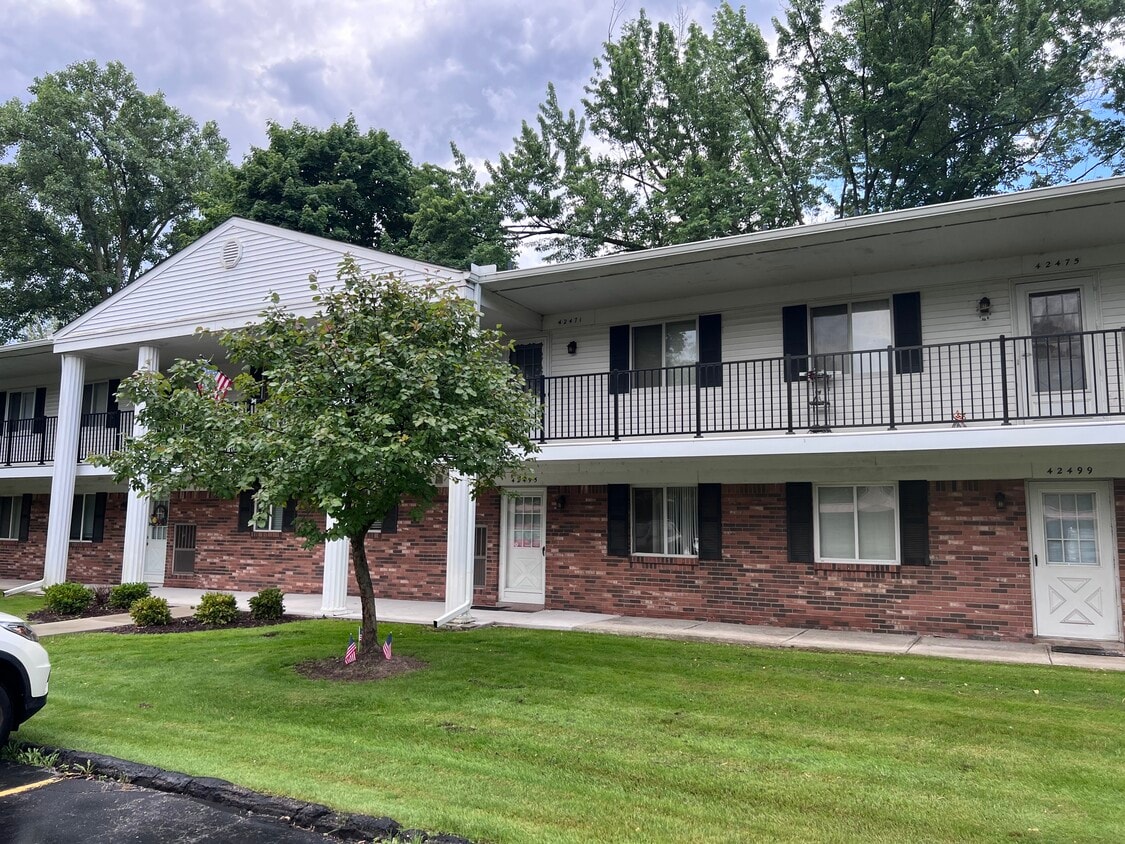 42495 Plymouth Hollow Dr, Plymouth, MI 48170 Condo for Rent in
