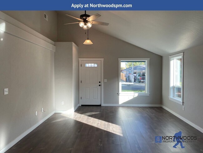 Foto del edificio - Newer 3 Bedroom 2 Bath Home-Large Fully Fenced Back Yard.