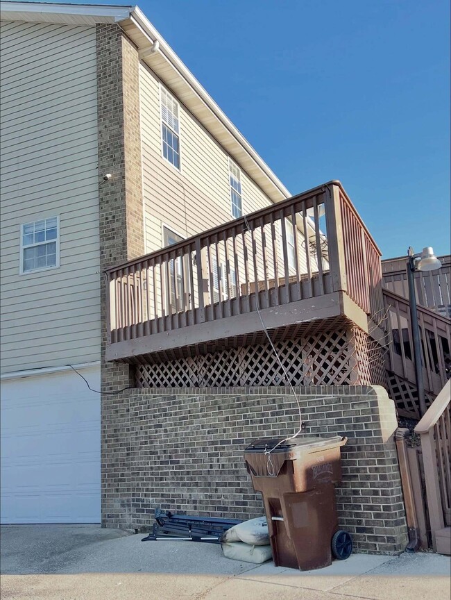 Building Photo - 100 Woodview Dr