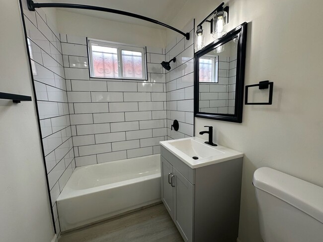 Building Photo - Newly Remodeled - 2 Bedroom/1 Bath...Downstairs Unit