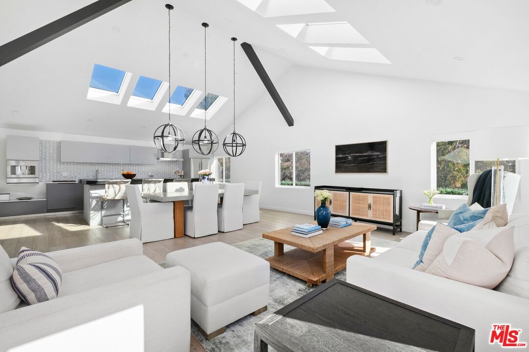 Foto principal - 16723 Sunset Blvd
