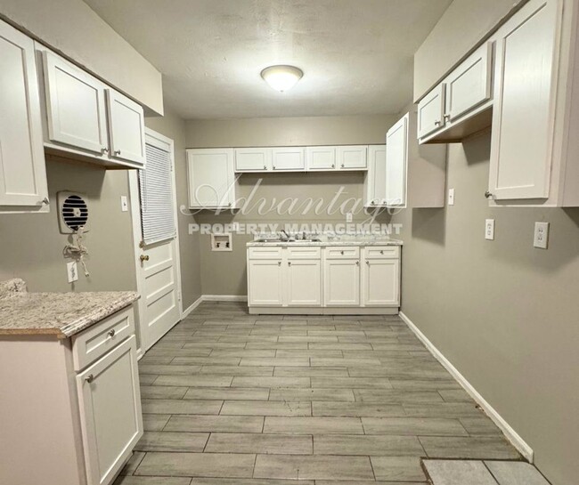 Building Photo - Charming 3 bed 1.5 bath home - Open to Sec...