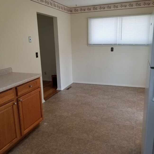 Building Photo - 3 bedroom in Westwood Heights!