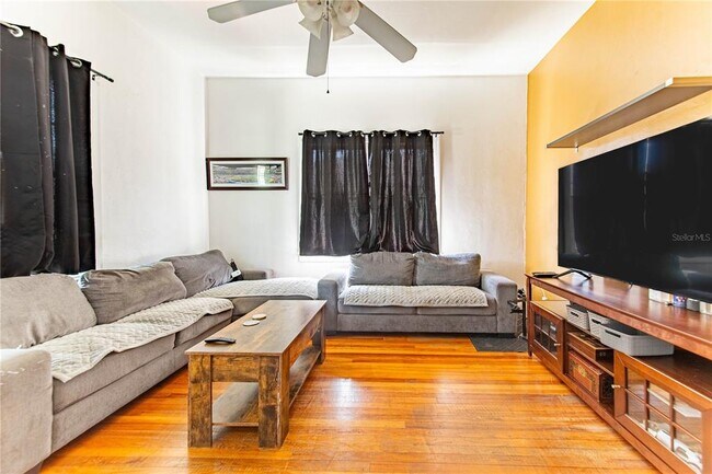Foto del edificio - 3321 W Woodlawn Ave