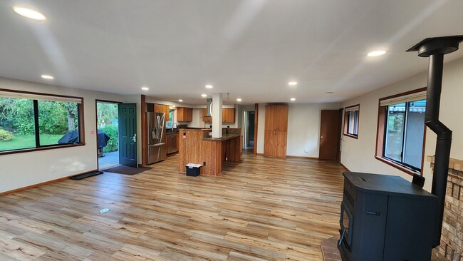 Foto del edificio - Luxurious Riverfront Retreat in the Cascad...