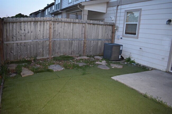 Building Photo - 16048 Limestone Lake Dr