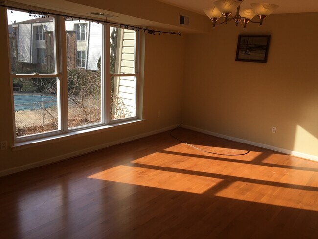 Building Photo - Stunning Condo - Bells Corner