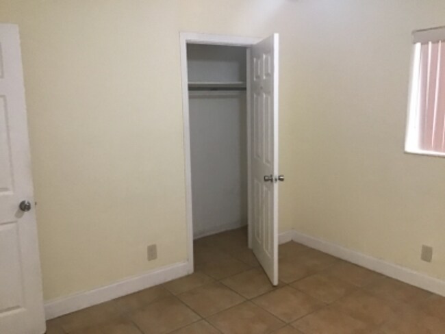 Foto del edificio - 2441 SW 27th Ave