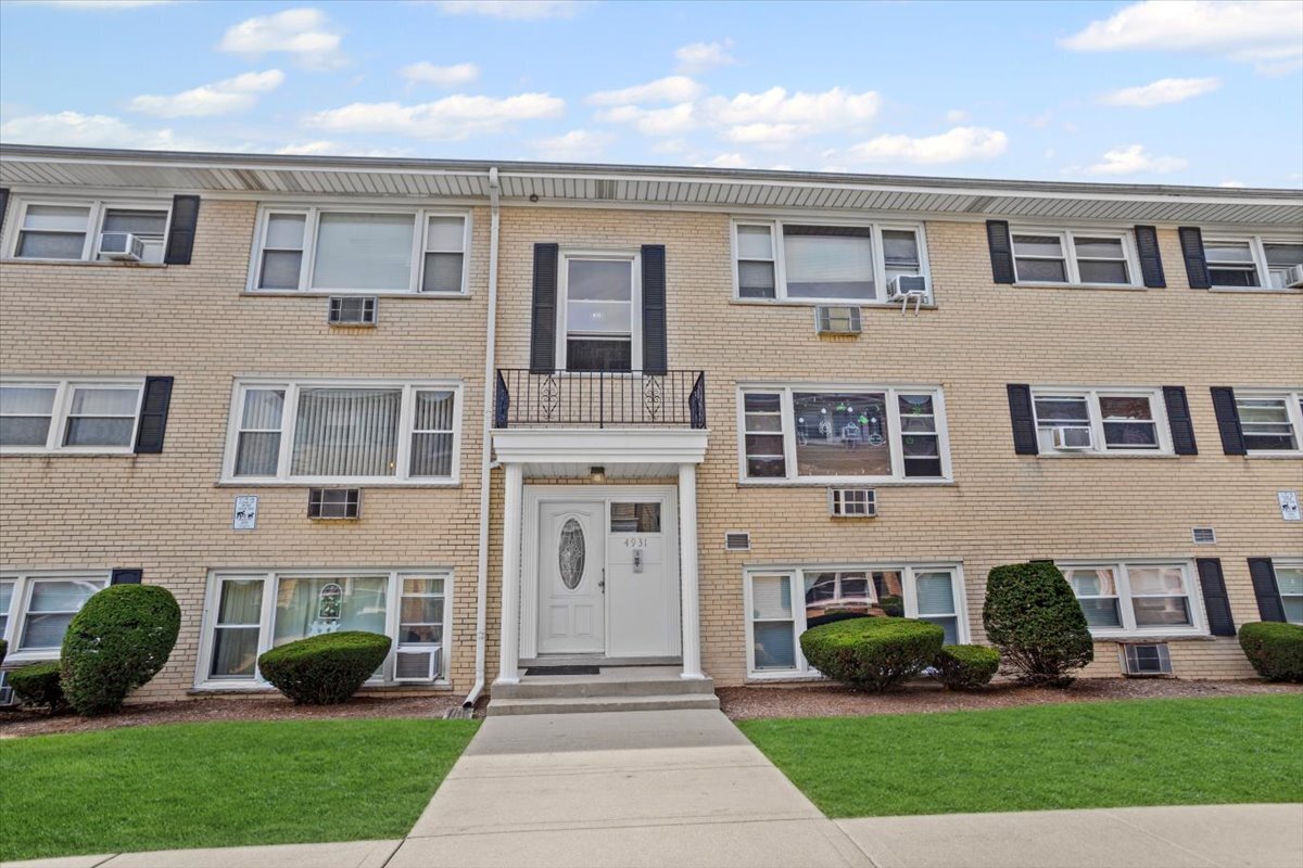 Foto principal - 4931 N East River Rd