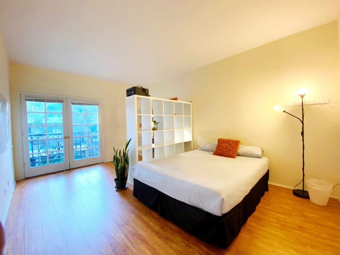 Foto principal - 1620 S Bentley Ave