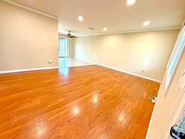 Foto del edificio - 6502 Edgemont Dr
