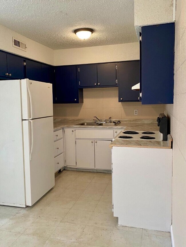 Foto del edificio - 3322 S Westwood Blvd