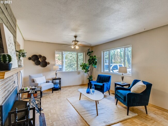 Foto del edificio - Charming 3 Bed + 2 Bath Single Level Home ...