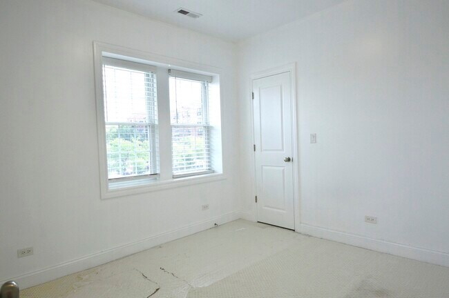 Foto del edificio - 2343 W Irving Park Rd
