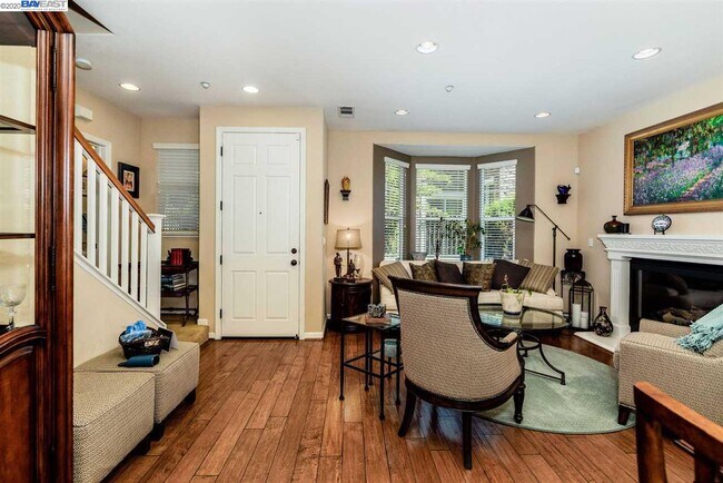 Foto del edificio - 5880 Hillbrook Pl