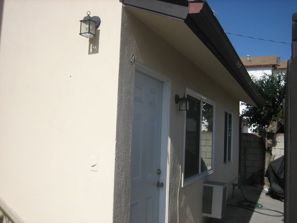 Front entrance - 911 S 1st St