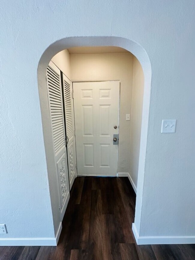 Foto del edificio - Adorable remodeled in 2023 2 bedroom 1 bathroom duplex available soon!