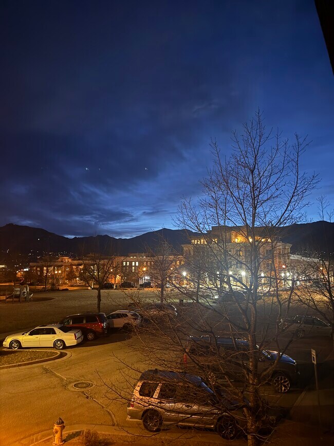 Foto del edificio - 324 E Fountain Blvd