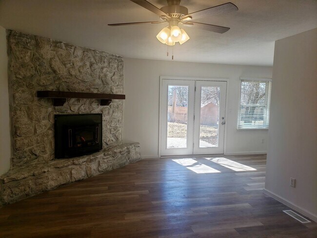 Foto del edificio - Primrose Market Place - Battlefield Mall Area - Bradford Park Neighborhood w/ 2 Living Area's