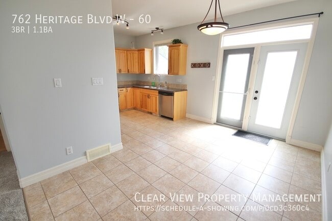 Building Photo - Beautiful 3 bedroom, 1.5 bathroom condo lo...