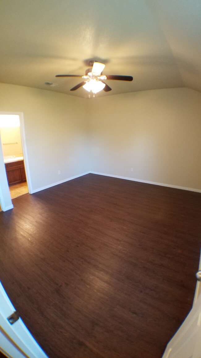 Main suite - 215 Ryan Cir