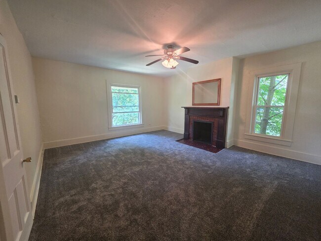 Foto del edificio - 242 W Highland Ave