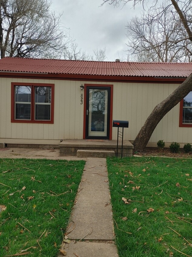 Primary Photo - 823 S Hall