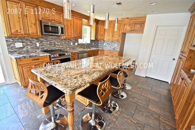 Foto del edificio - Gorgeous 4 Bedroom Sandy Home! No Deposit ...