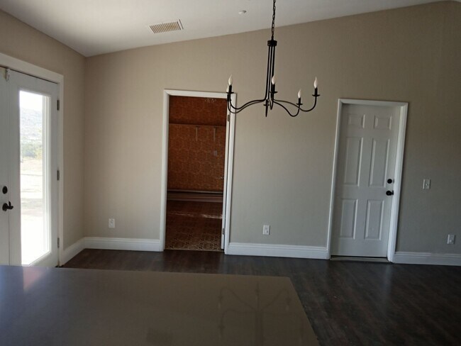 Building Photo - Wonderful Large 3 Bedroom 2 Bath in Yucca ...