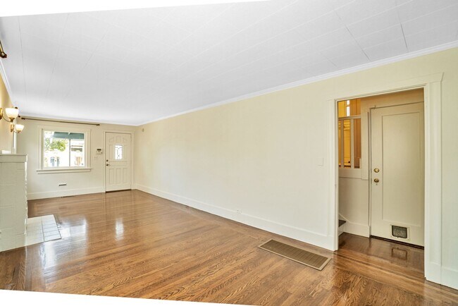Building Photo - 3244 Encinal Ave - 3 bedroom | 2 bathroom