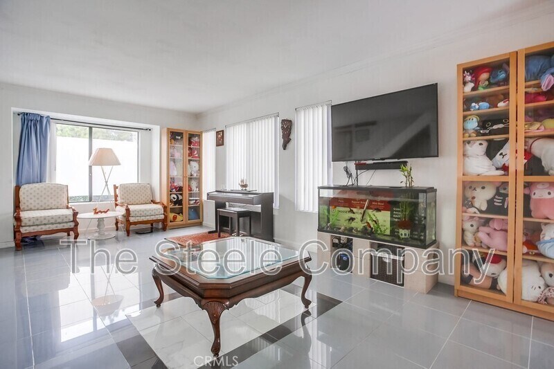 Foto principal - 902 S Downey Pl
