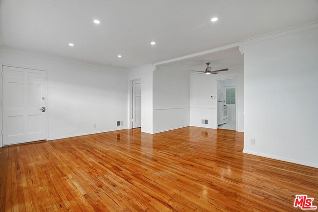 Building Photo - 476 S Roxbury Dr