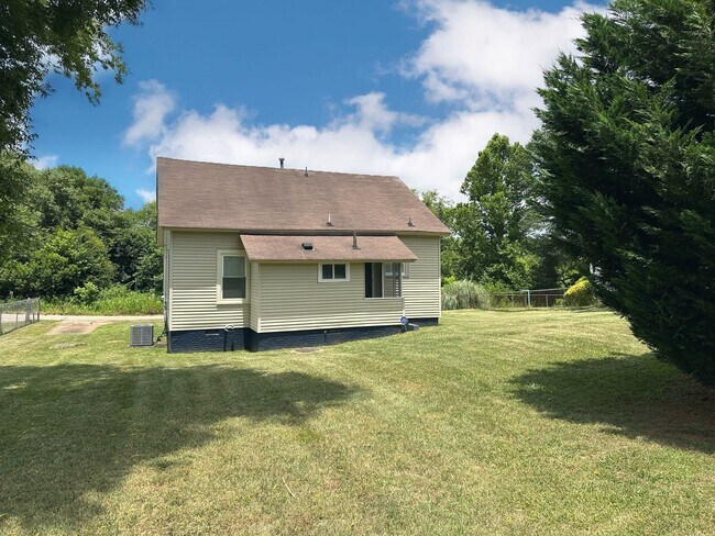 Building Photo - Beautifully Renovated 2 Bedroom 1 Bathroom...