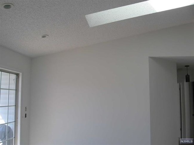 Building Photo - 176 Linden St
