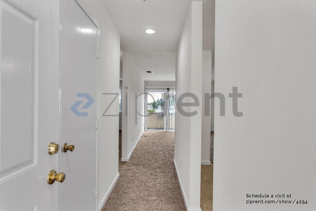 Foto del edificio - 325 Vaqueros Ave