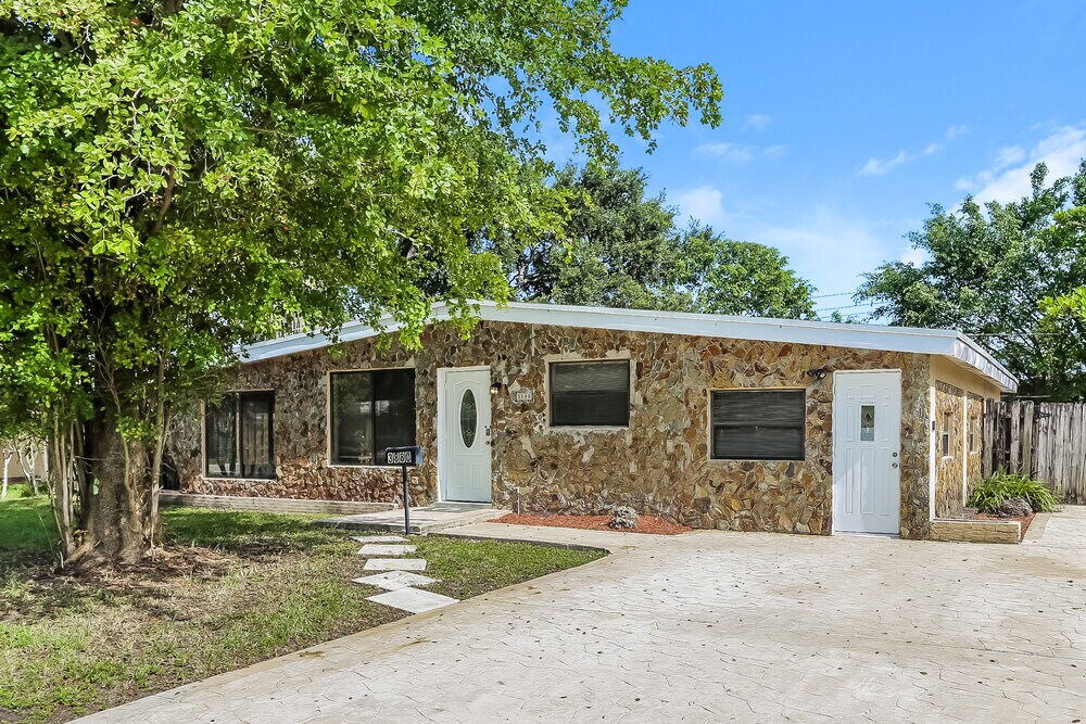 Primary Photo - 3880 Jackson Blvd