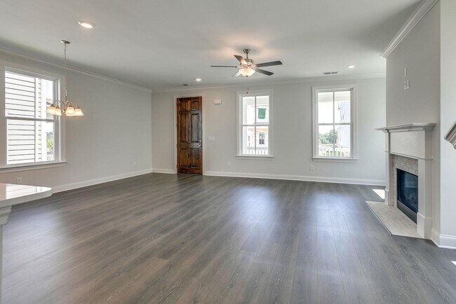 Foto del edificio - Like New 4 Bed, 3.5 Bath Home w/  2 Car Ga...