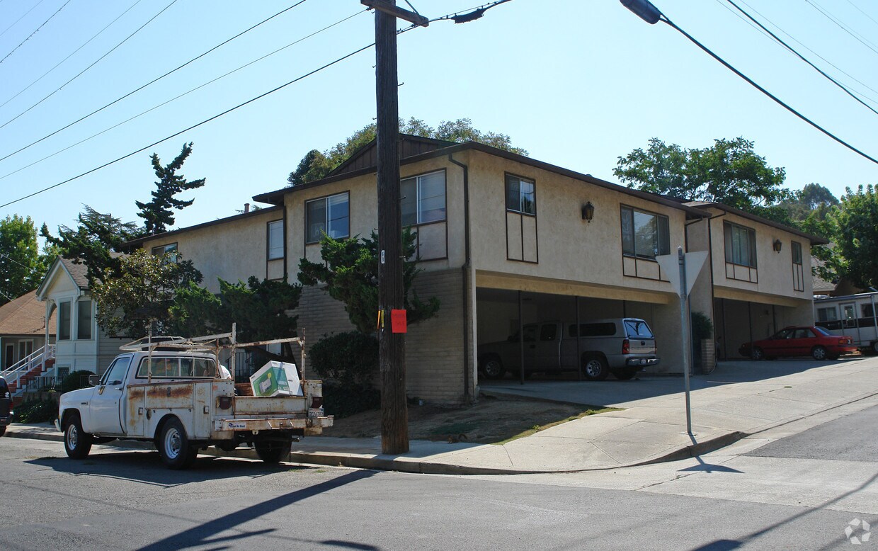 Primary Photo - 711 Talbart St