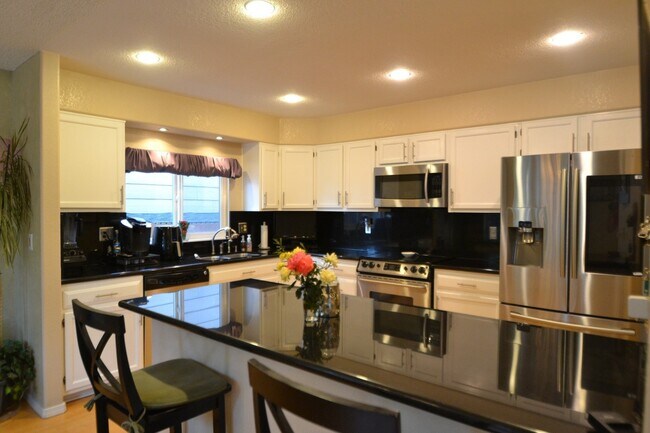 Building Photo - 4 Bed 3 Bath With AC