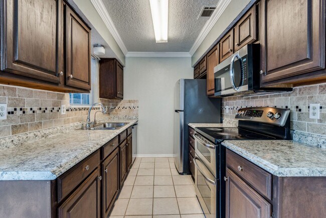 Building Photo - 3 Bedroom Condo for Lease