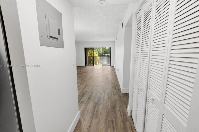 Foto del edificio - 210 W Park Dr