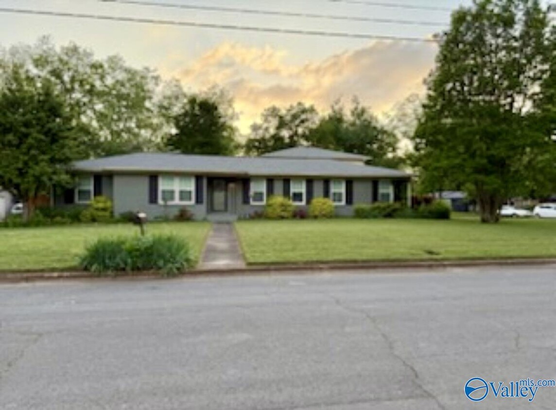 Foto principal - 377 College Park Ct NW