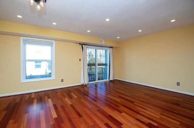 Foto del edificio - Bright 3 Bedroom Takoma Townhome with Park...