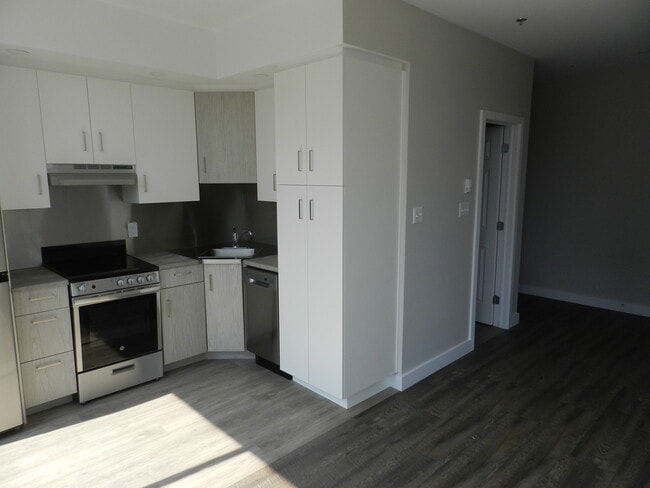 Building Photo - ONE BEDROOM APARTMENT LOCATED IN THE HEART...